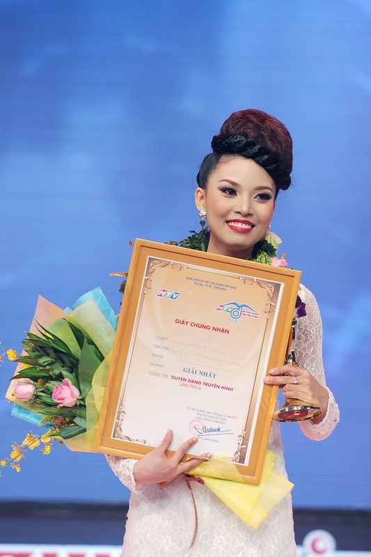 Hồng Hạnh hạnh phúc khi giành giải nhất cuộc thi.